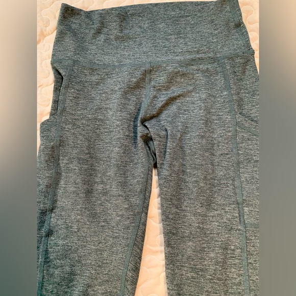 Aerie Capri pants Size Medium Yoga Exercise capris - Picture 2 of 8